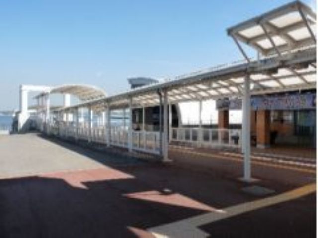 【アクセスE】のりばへ到着します