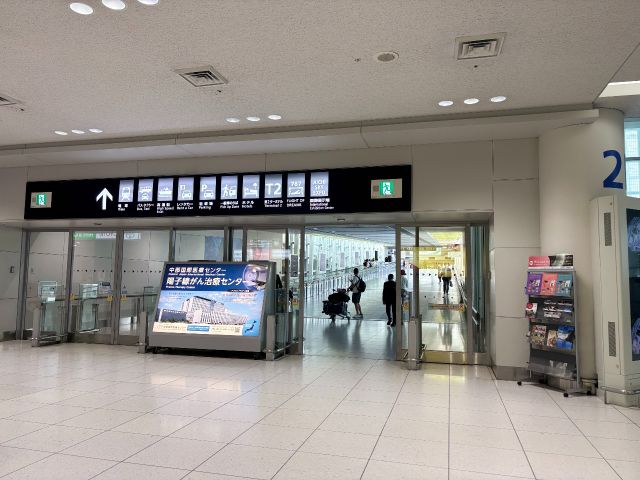 【アクセス@】飛行機到着口にも掲示がありますが、「高速船」のりばへお進みください。(第一ターミナル到着口からの写真)