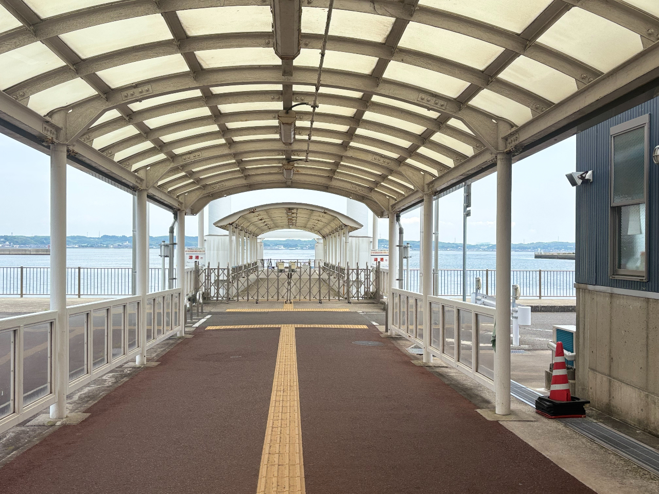 【アクセスD】ポートの下を進みます