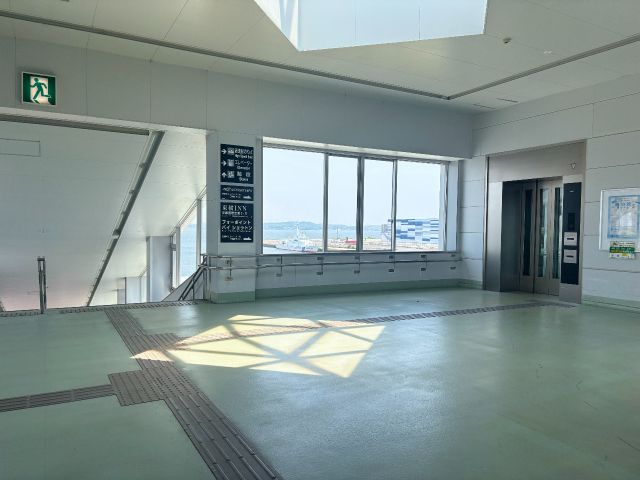 【アクセスC】エレベーターまたは階段で、1階まで降ります。