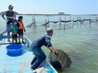 魚介類が入っている袋網を上げて行きます。何が入っているかワクワクします。
