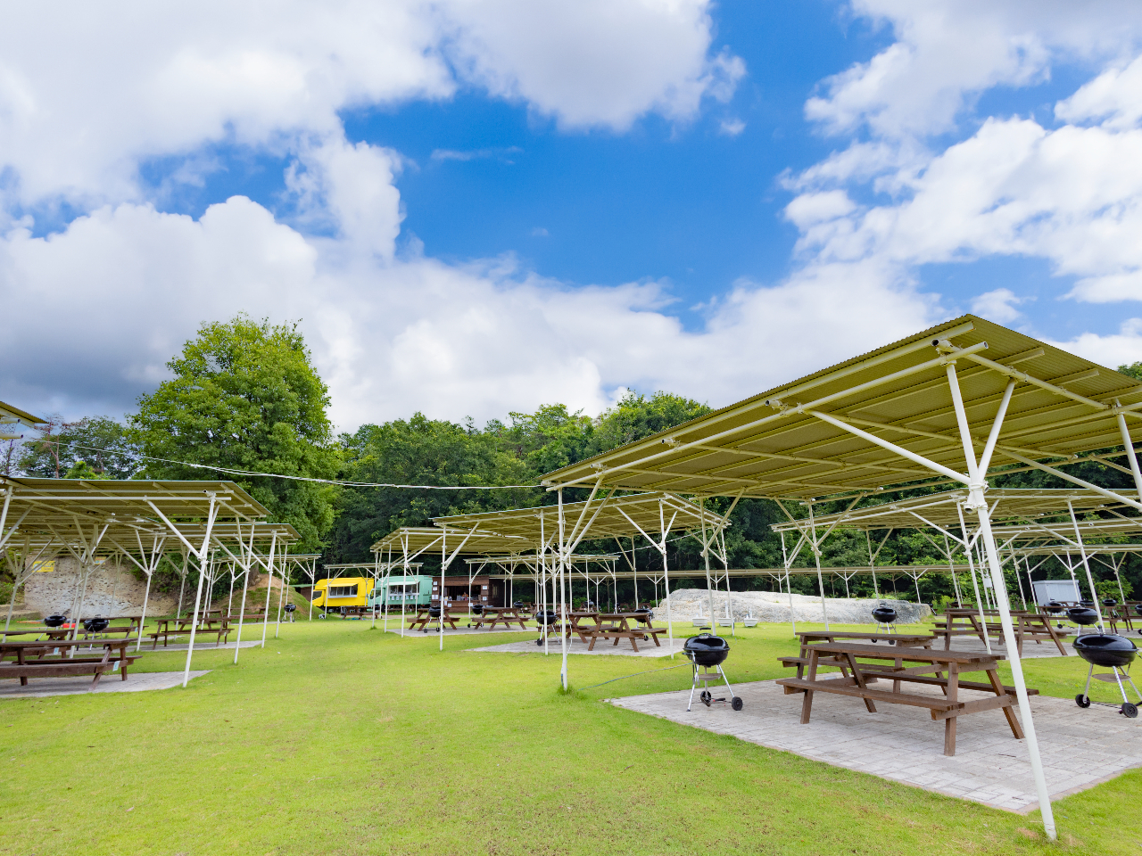 屋根付きの席で、雨天でも楽しめます!