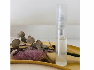 天然の香りの精油を使用し、こころと身体に働きかけるオリジナル香水です。