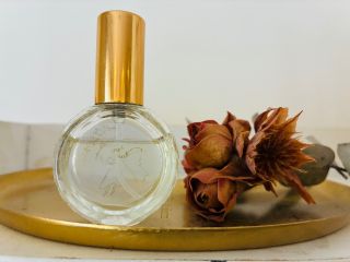 天然の香りの精油を使用し、こころと身体に働きかけるオリジナル香水です。