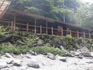 雨が降っても屋根があるので、BBQが可能です