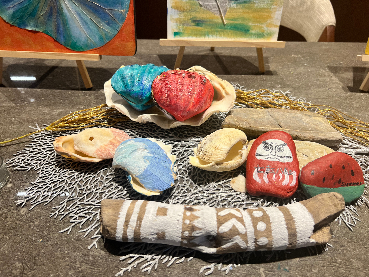 色の使い方は個性様々♪私たちもどんな作品と出会えるか楽しみです!