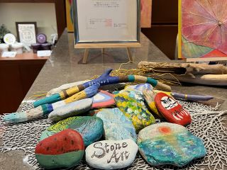 いろんな石に色んな世界を表現してください!