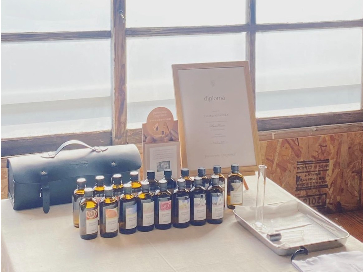 21種類のフレグランスから好きな香おりを調合し 世界にひとつだけ、自分だけのフレグランスを作ります。