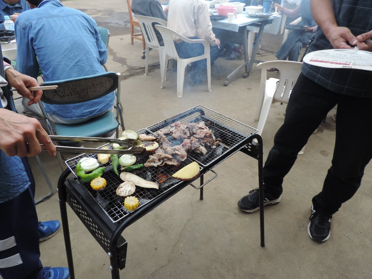 バーベキューは、アスナロ農園の自然栽培の野菜と、おいしいお肉の食べ放題!