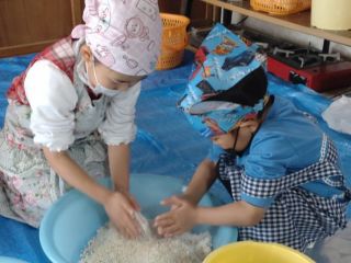 農薬不使用のお米と塩を混ぜます