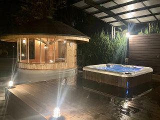 左奥:ドライサウナ 右:ジャグジー付水風呂