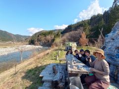 川を眺めながらコーヒータイム。