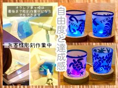 お客様彫刻中とお客様作品