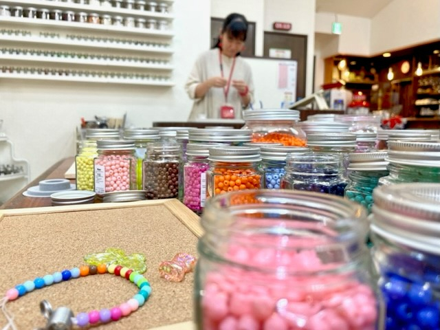ビーズ好きには堪らない!見ているだけでも楽しい!沢山の色と形から自分だけのビーズを選ぼう