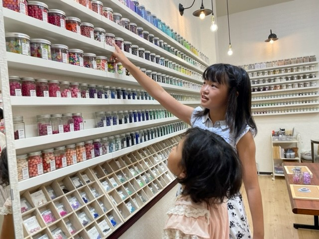 店内のビーズたち。見ているだけでワクワクします☆