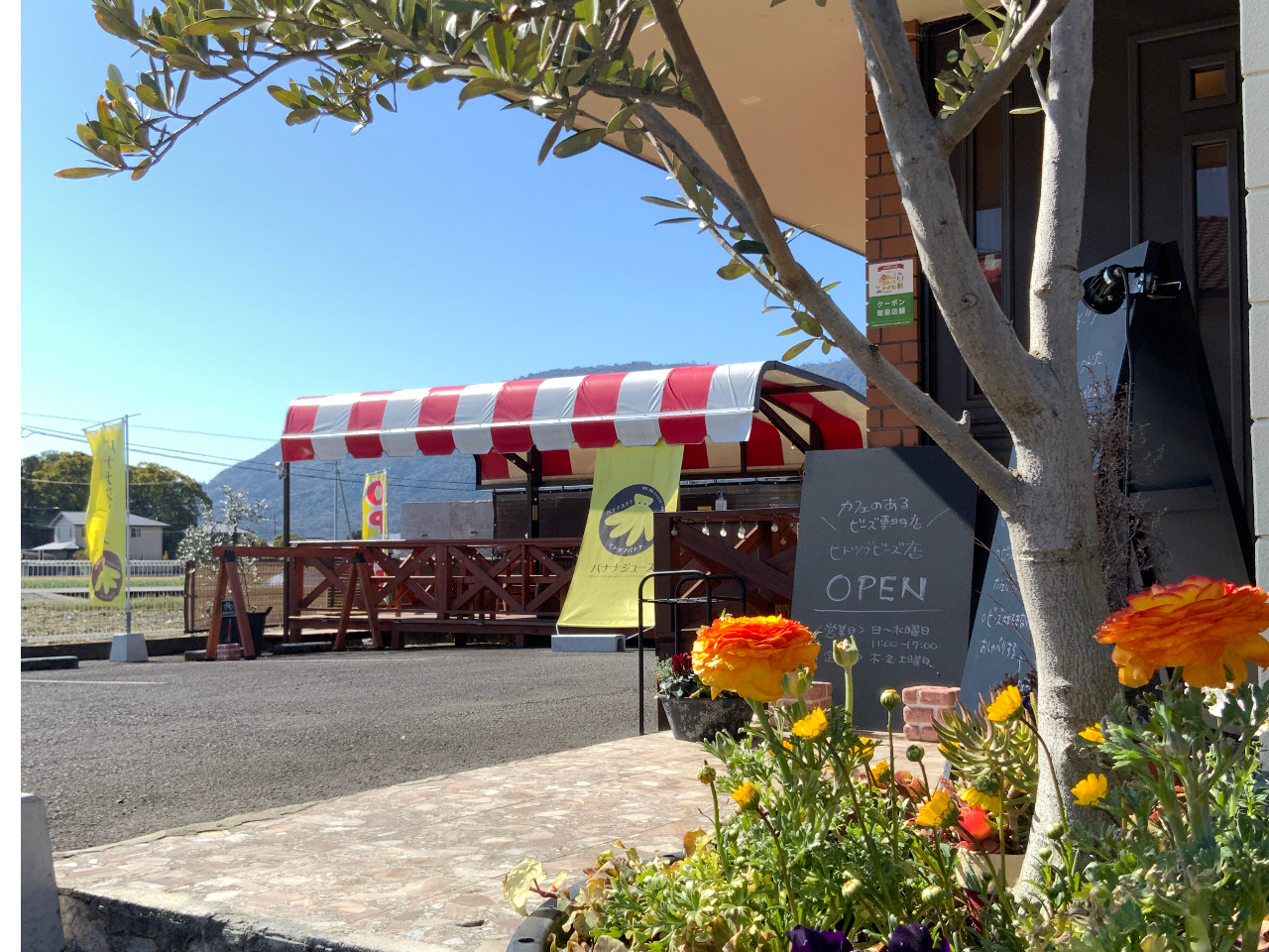 カフェも併設しています◎