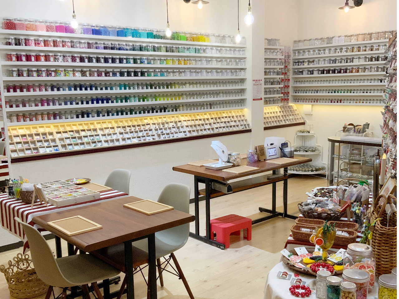 広々とした店内にはカラフルなビーズやアクセサリーがたくさんで見ているだけでわくわく!
