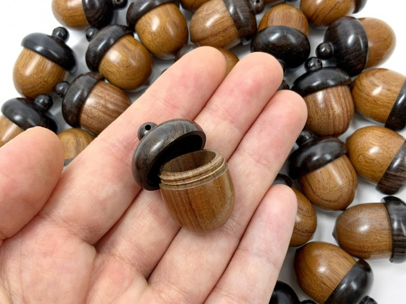 ちょこんと可愛いサイズ!紐を短めにしてかばんの飾りにすることもできます。特にかごバッグに付けるとめちゃくちゃ可愛いです!