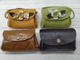 革の色、種類は多数用意しておりますので、当日選んで作って頂きます。取り外し出来る持ち手がついているので、バックインバックとしても使えます!