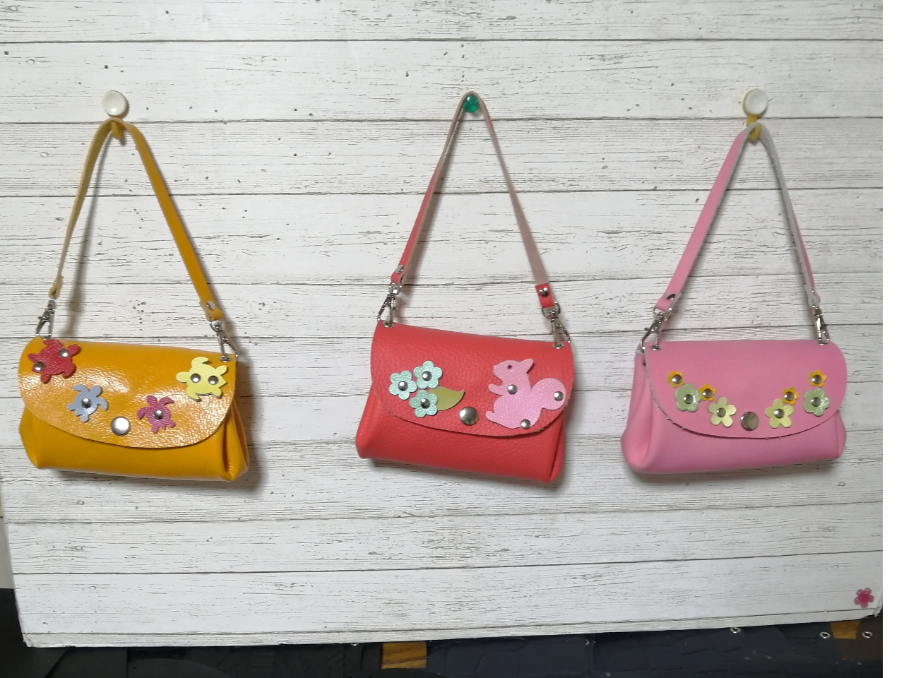 はなうららページ　レザークラフトハンドメイドポーチ、バッグ 小田原・箱根クラフト体験】革製三層式ポーチ作り♪ファミリー
