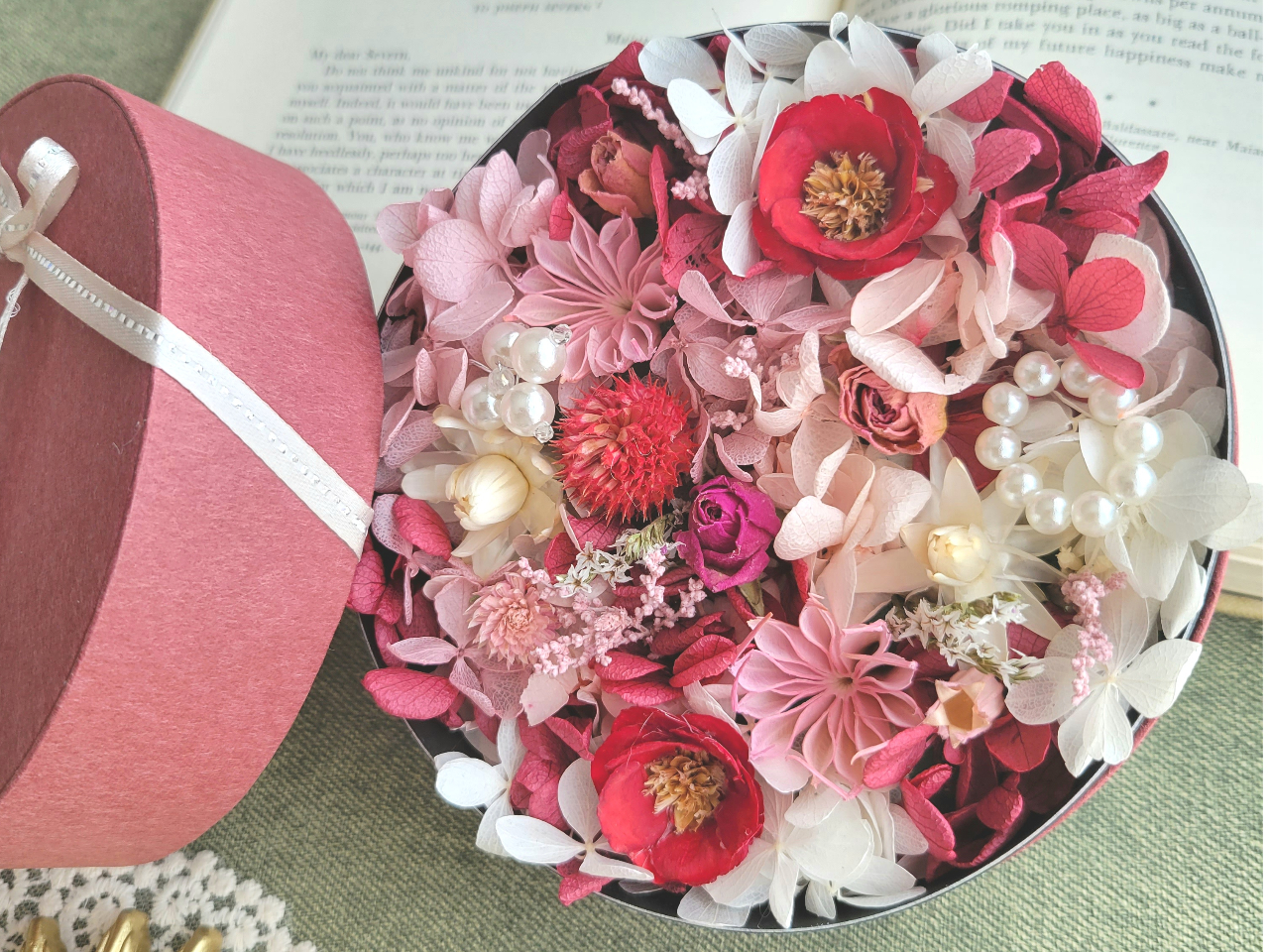 蓋付きのBOXにお花を敷き詰めて、開けた瞬間に笑顔になれるアランジです。プレゼントにもおすすめです!