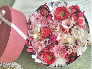 蓋付きのBOXにお花を敷き詰めて、開けた瞬間に笑顔になれるアランジです。プレゼントにもおすすめです!