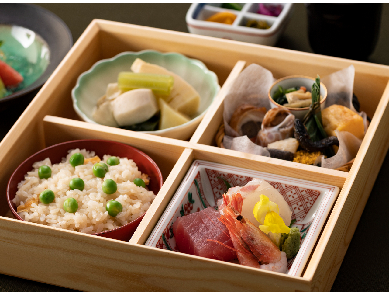 彩り豊かな旬の食材を京料理の職人が上品に詰め込みました。