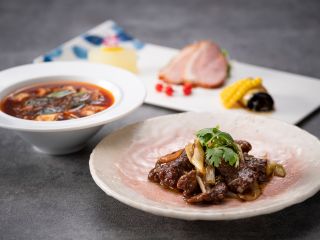 人気の定番メイン料理が6品の中から2品選べる、組み合わせ次第で何度も楽しんでいただけるランチコースです。