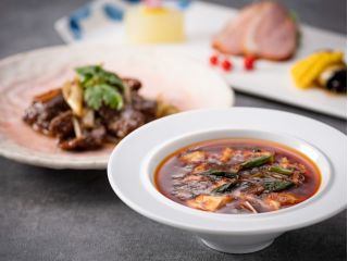 人気の定番メイン料理が6品の中から2品選べる、組み合わせ次第で何度も楽しんでいただけるランチコースです。