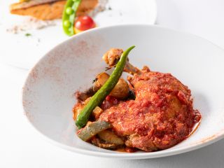 骨付き鶏もも肉と彩り野菜のバスク風煮込み