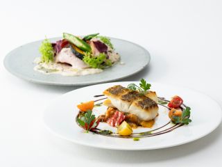 真鯛のポワレ 5種の野菜のカポナータ添え バルサミコとバジルのソースと、ローストポークと彩り野菜のトンナートソース