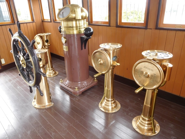 〜操舵室内部〜艦橋には磁気羅針儀、操舵輪、速力指示器などが装備されており、通常はここで艦の運航を指揮します。