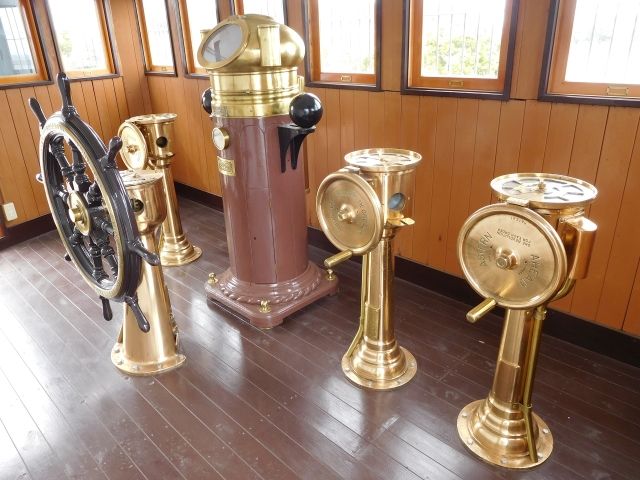 〜操舵室内部〜艦橋には磁気羅針儀、操舵輪、速力指示器などが装備されており、通常はここで艦の運航を指揮します。