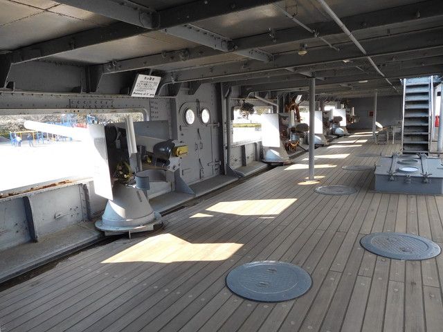 〜8cm砲(左舷)〜上甲板中部の両舷にはそれぞれ4門の8cm砲が展示されております。これらの砲身は観覧者が自由に向きを変えられるようになっています。