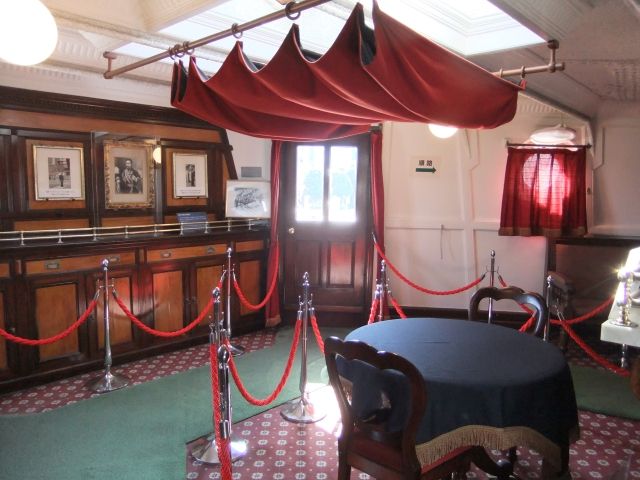 〜長官室〜東郷司令長官が執務された部屋です。室内の後方には明治天皇のご真影と昭和天皇皇后両陛下が「三笠」を御訪問された時の写真が掲げられています。