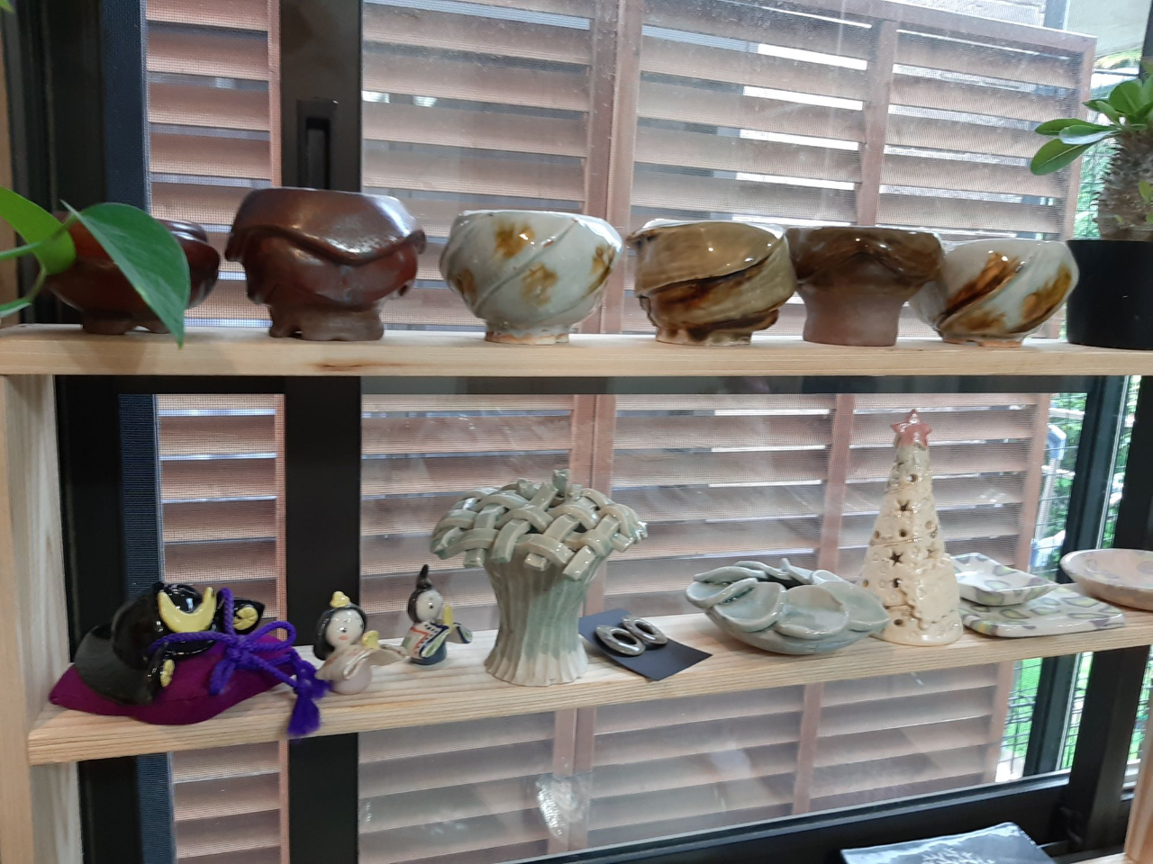 お店のパパは陶芸が大好きで、ひな人形や兜飾りのミニ版や多肉植物のポットや一輪挿しなどなど色んなものを作ります。一緒に遊びませんか♪