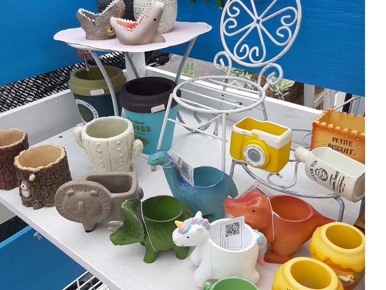 お店には多肉植物を飾る可愛いポットも並んでいます。