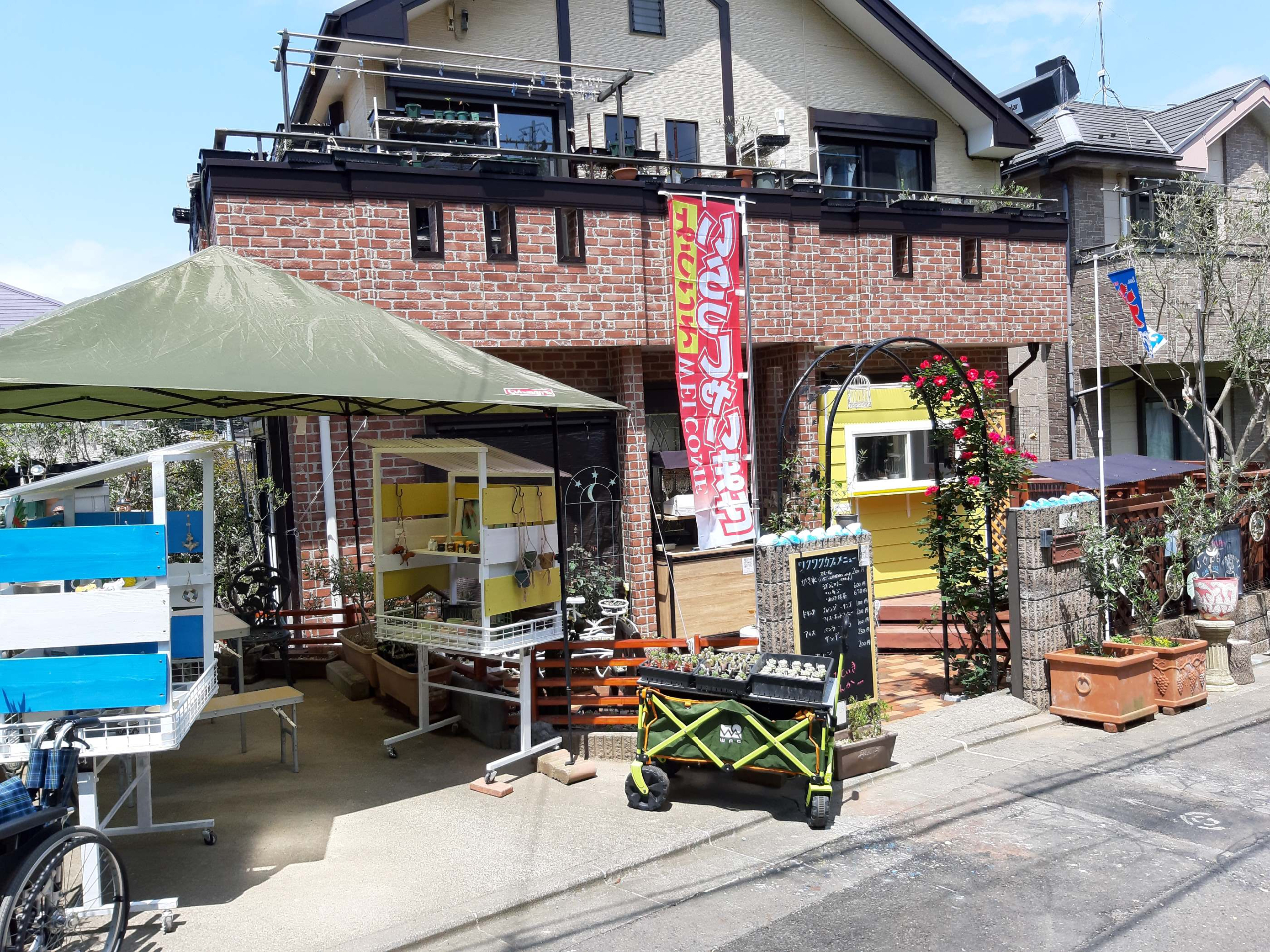 湘南気分店舗です。樹木がたっぷりの自然が多い閑静な住宅地にあります。  なんとすぐ近くに滝(まさかりが淵)もあります。体験の前後でプチ観光いかがですか?