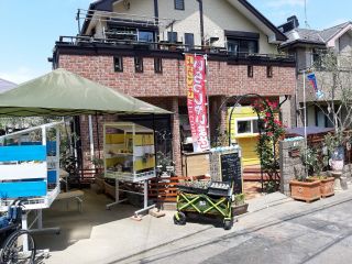 湘南気分店舗です。樹木がたっぷりの自然が多い閑静な住宅地にあります。