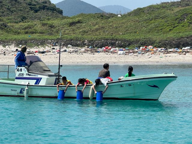 【海中観察】タコ眼鏡を使って海の中を観察します。海の中は果たしてどんな光景が広がっているのでしょう…。