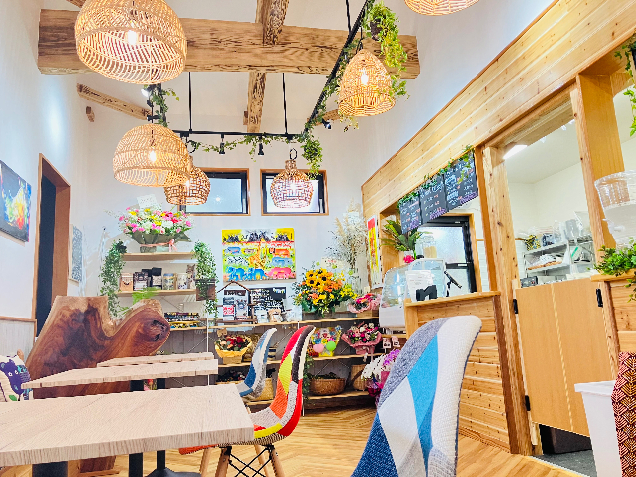 集合場所のAMAMIバニラファームカフェPolePol(店内)。体験前後でお食事も召し上がっていただくことも可能です。