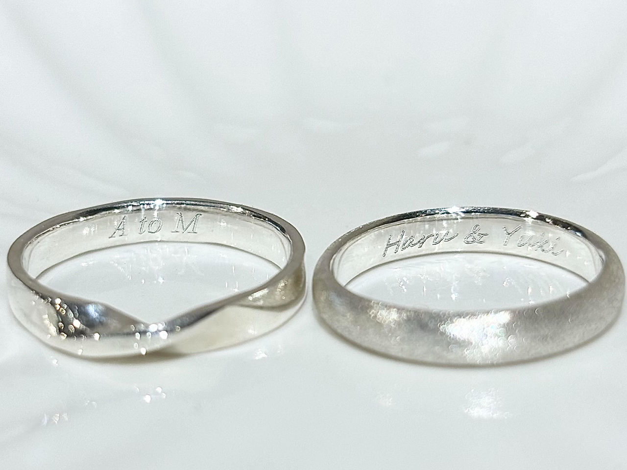 オプションでリングの内側に記念日やイニシャルなど刻印できます♪