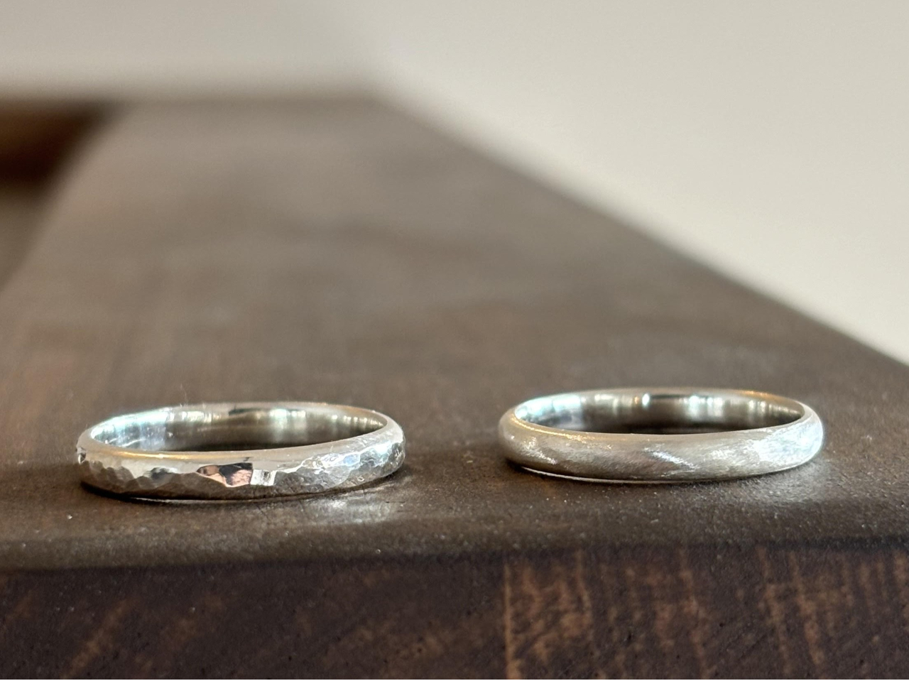 それぞれリングの幅を違うものにしたり、表面仕上げをそれぞれ好みのものにしてみたり、組み合わせは自由自在!おふたりだけの特別なペアリングをつくりましょう!