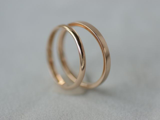 想いを込めて手作りするお二人だけの結婚指輪。基本のリング形状 左:甲丸 右:平打ち
