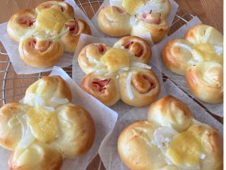 体験レッスンのお花パン。ハムとチーズをくるくる巻いた惣菜パンです。大好評いただいてます。