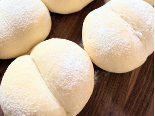 パン作り初心者の方がオンラインレッスンで受けてくださった白パンです。ふわふわの白パンは子供から高齢者の方まで楽しめます。パン作り初めての方も作りやすい生地です。
