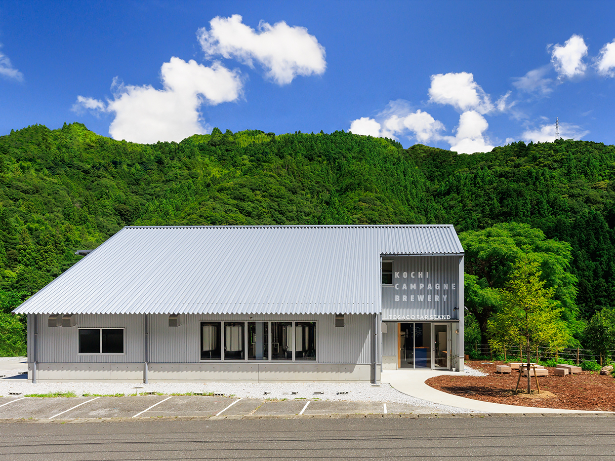 RԂɉfVo[̌ڈłBXܑOAHꍶɂԃXy[X܂B