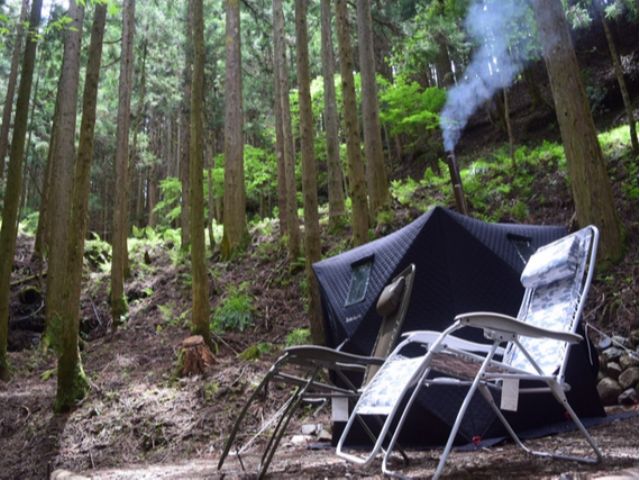 テントサウナとトトノイチェア。こちらのテントサウナは温度が高温になるテントサウナです。薪で暑くするサウナは格別ですよ。