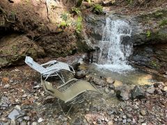 滝の水風呂です。そばにトトノイチェアを置いてみました。これは本当に最高です(チェアは天候や川の状況により置けない場合もあります)