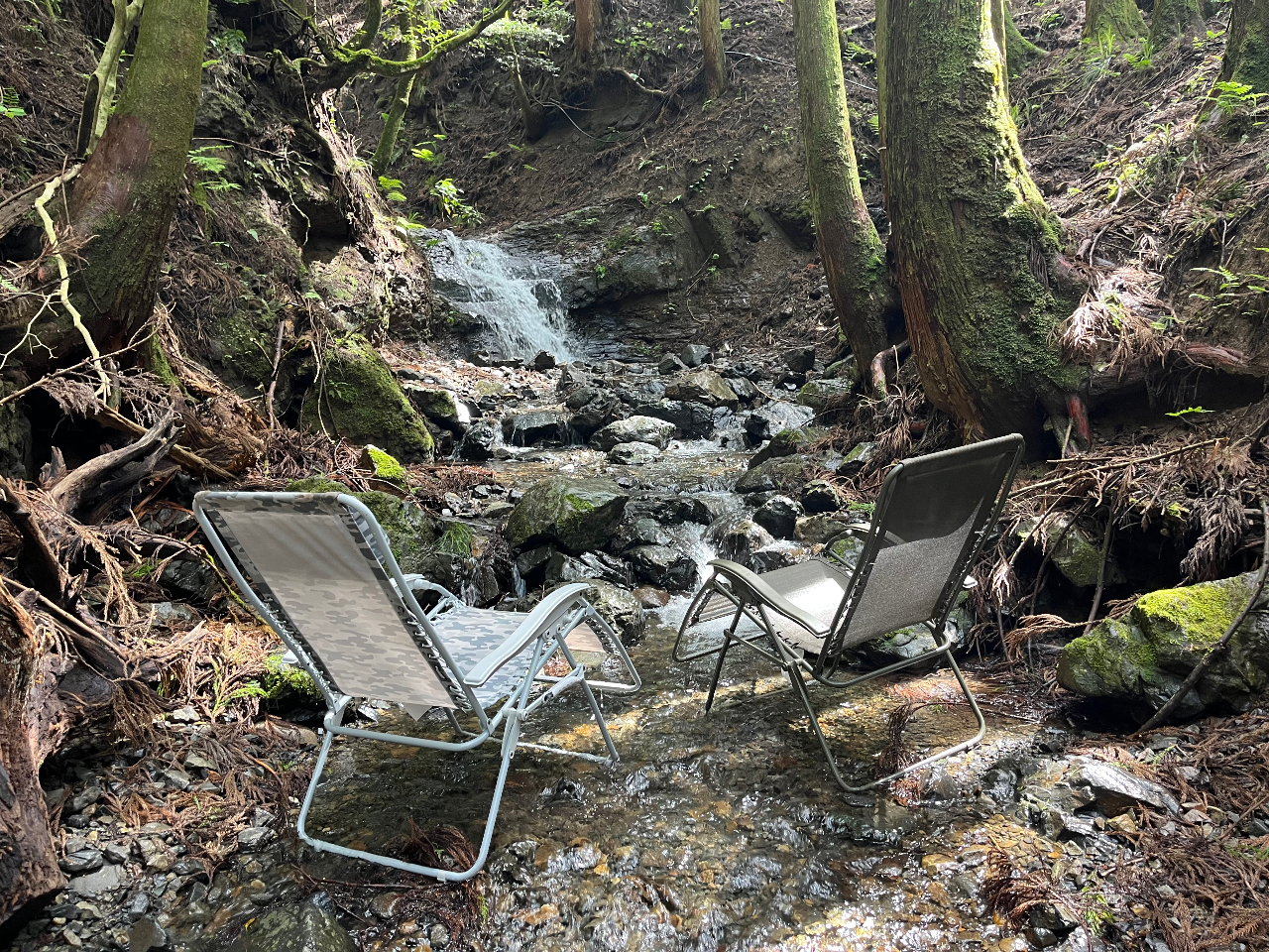滝を見ながら渓流にトトノイチェアを置く。